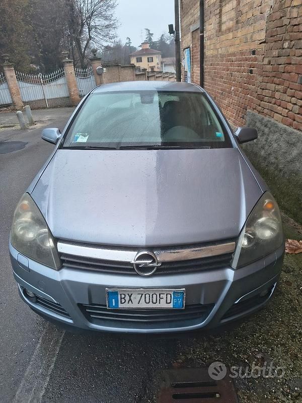 Usata Opel Astra 110 CV (80 kW) 2004 Grigio Berlina