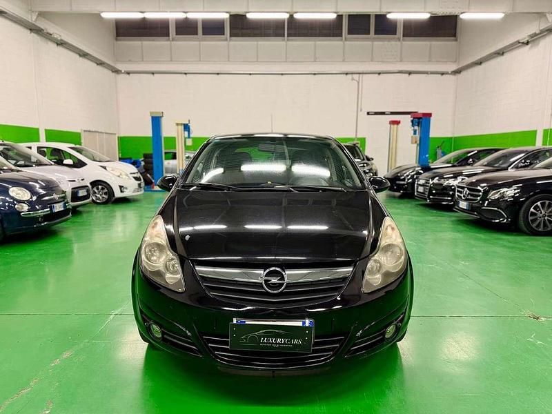 Nero Usata 2010 Opel Corsa Edition Tre volumi | 3799 € (Buon prezzo) - Immagine 1/4