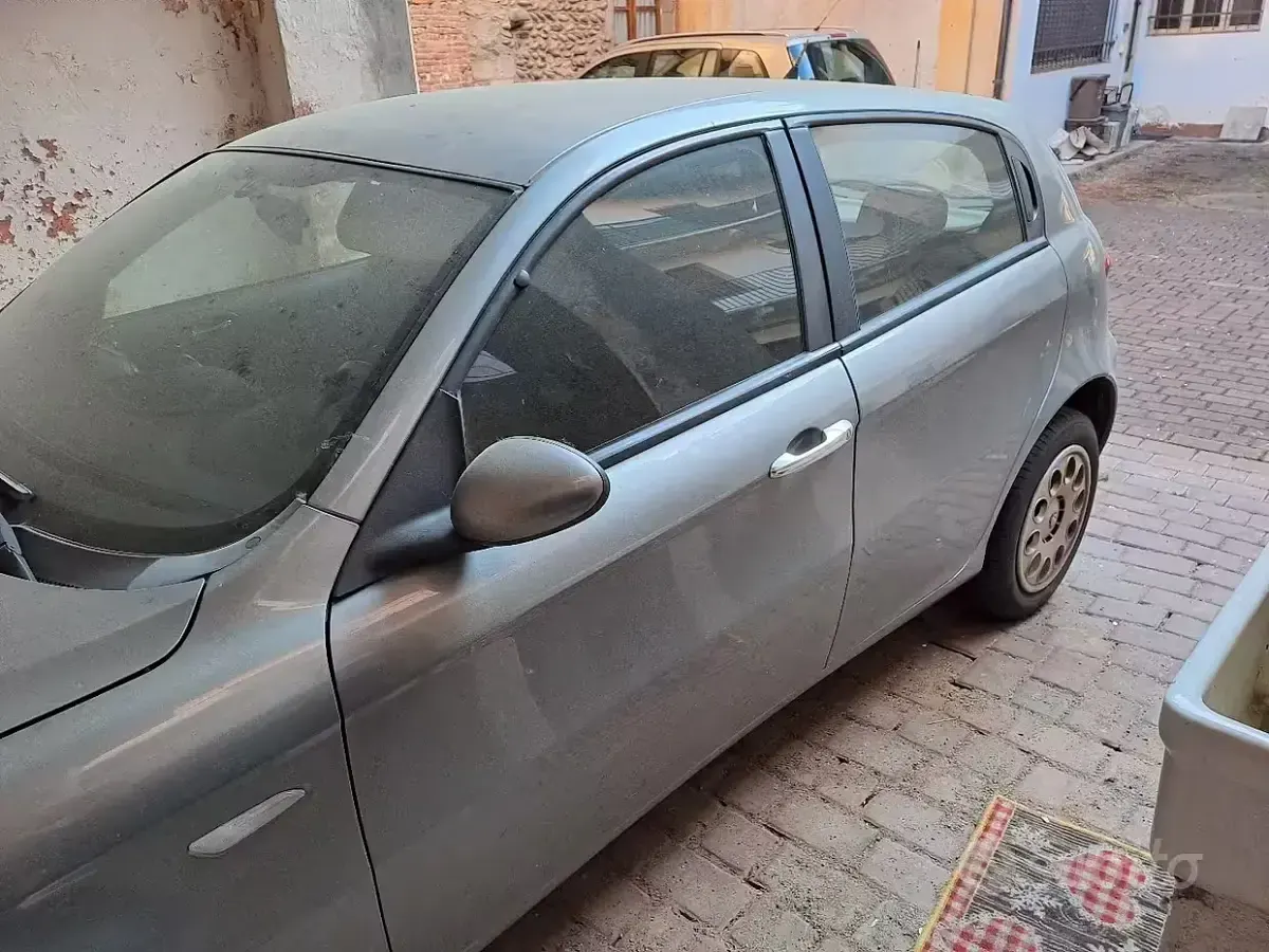 Usata Alfa Romeo 147 116 CV (85 kW) 2005 Grigio Utilitaria