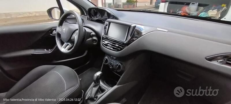Bianco Usata 2017 Peugeot 208 Due volumi | 8500 € (Ottimo prezzo) - Immagine 1/4