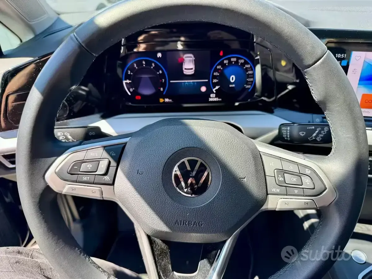 Usata VW Golf VIII Life 131 CV (96 kW) 2021 Blu Berlina