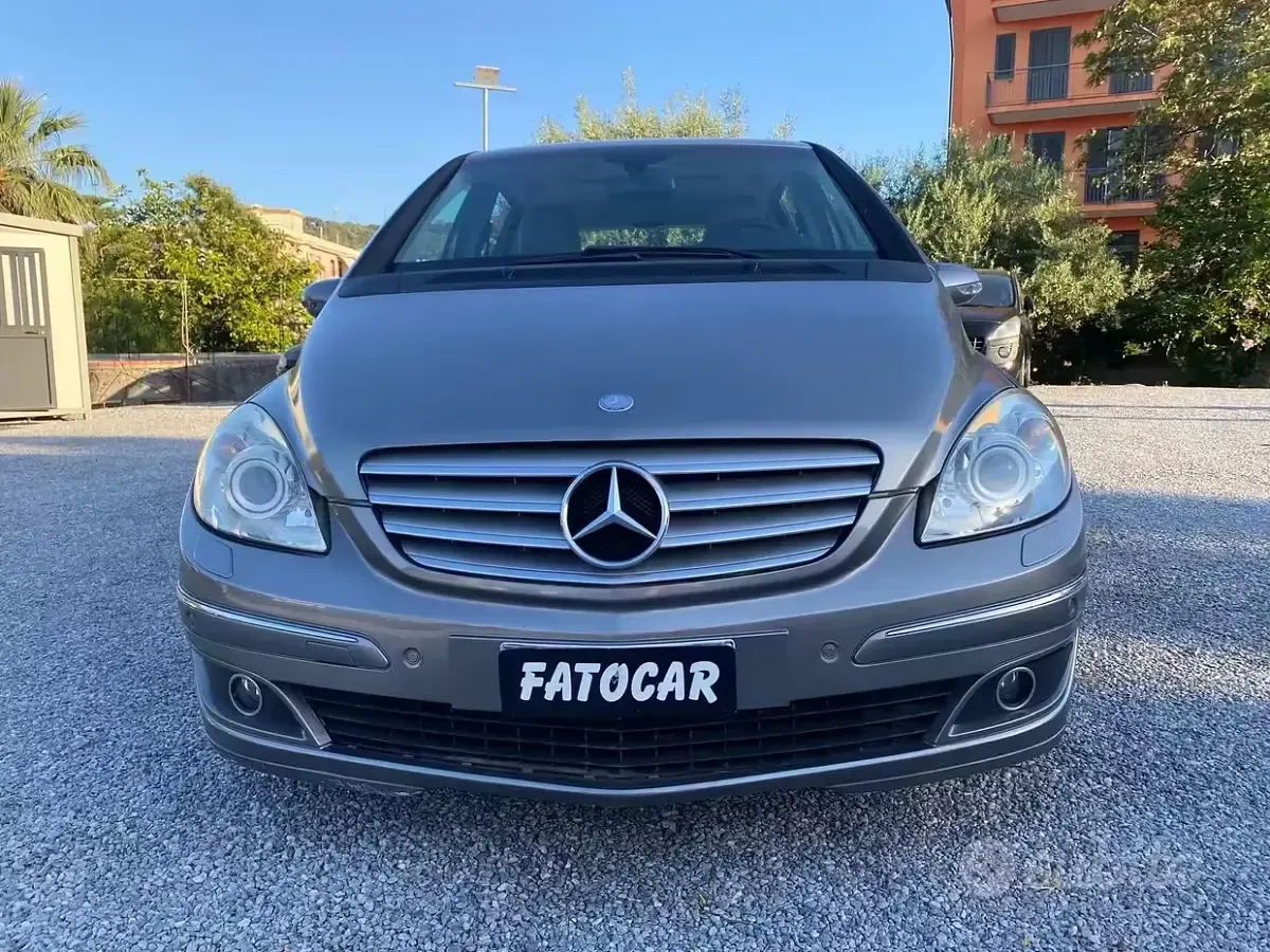 Usata Mercedes B200 140 CV (102 kW) 2007 Grigio Monovolume
