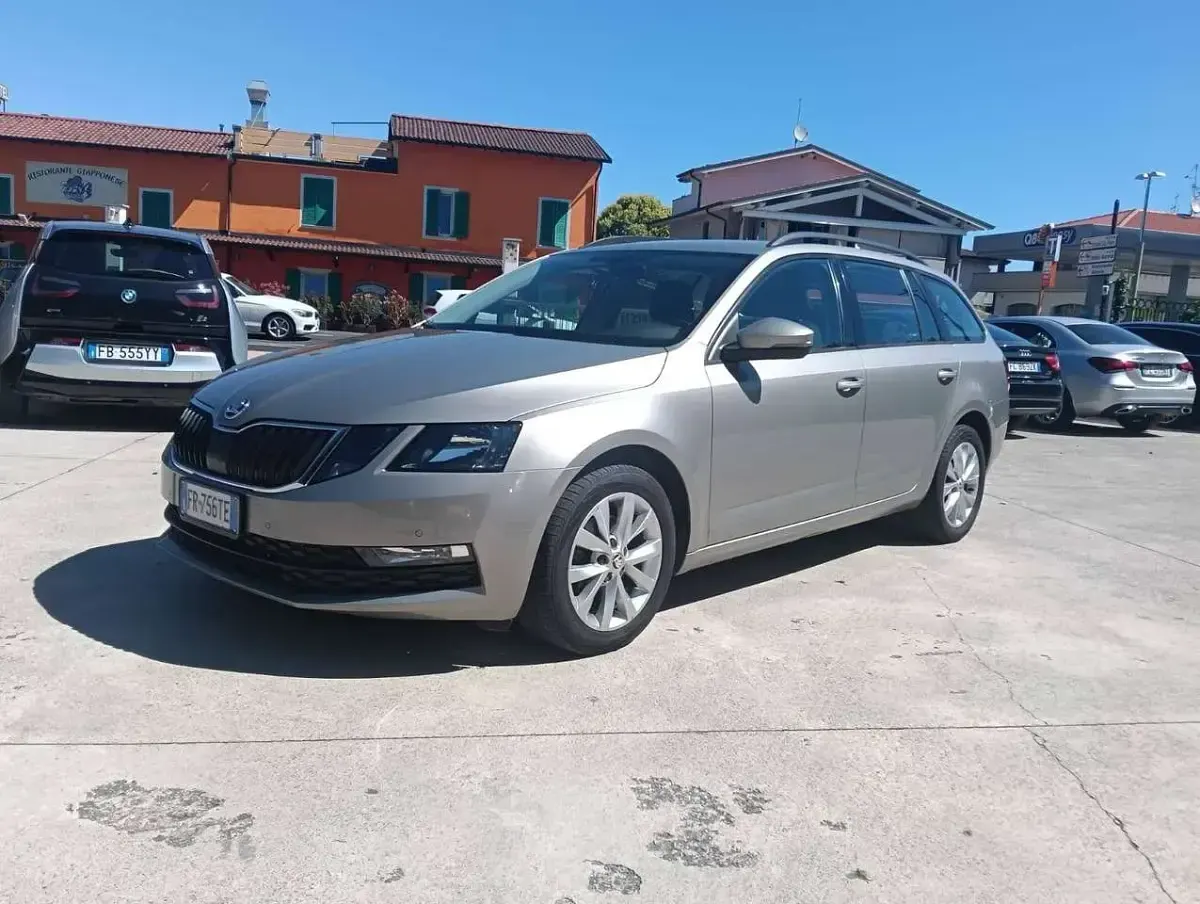 Usata Skoda Octavia Style 116 CV (85 kW) 2018 Champagne met. Station wagon