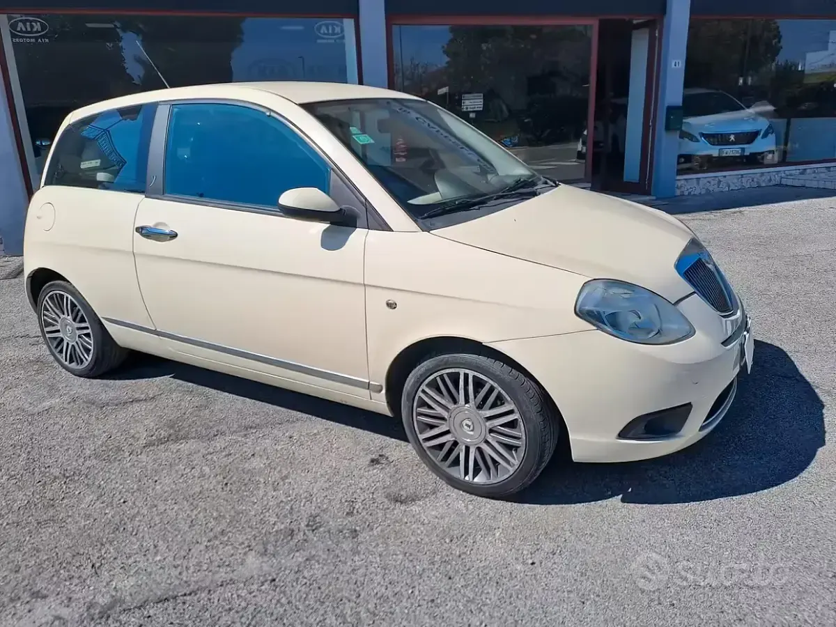 Usado Lancia Ypsilon 60 HP (44 kW) 2006 Bege Citadino
