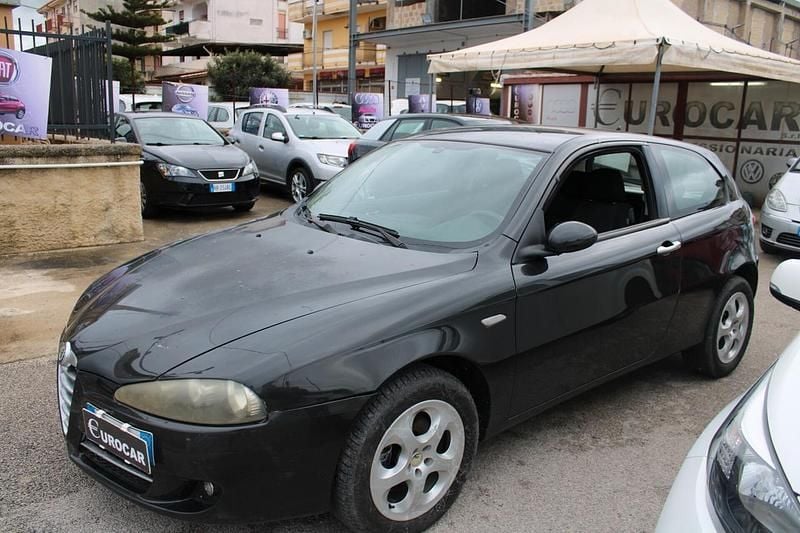 Usata Alfa Romeo 147 119 CV (87 kW) 2006 Blu Utilitaria