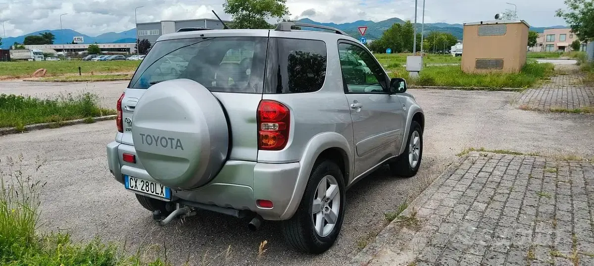 Usata Toyota RAV4 116 CV (85 kW) 2005 Grigio SUV