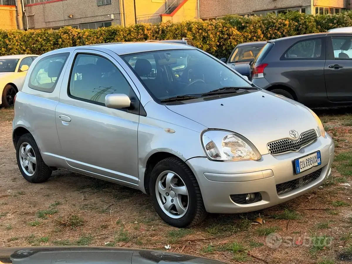 Usata Toyota Yaris 65 CV (47 kW) 2005 Grigio Berlina