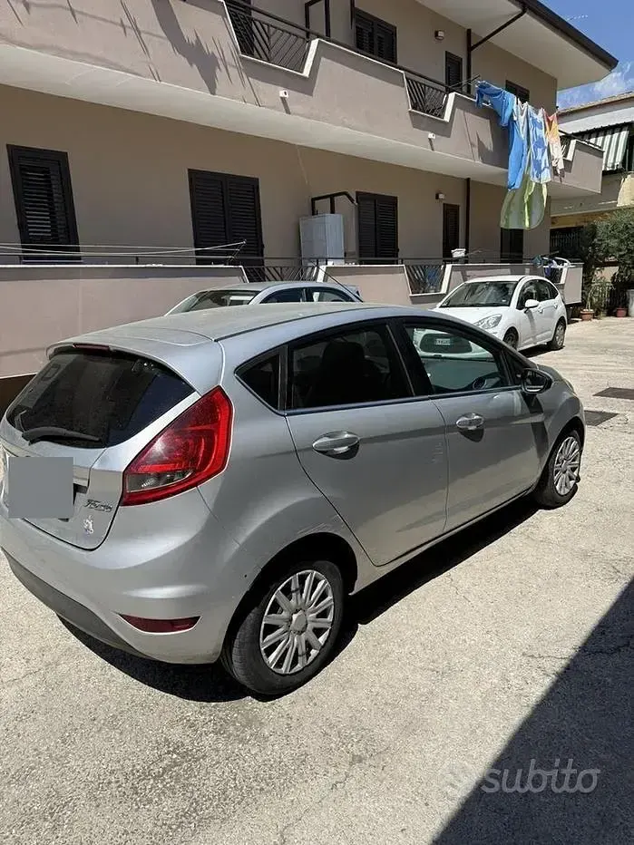 Usata Ford Fiesta 68 CV (50 kW) 2010 Grigio Berlina