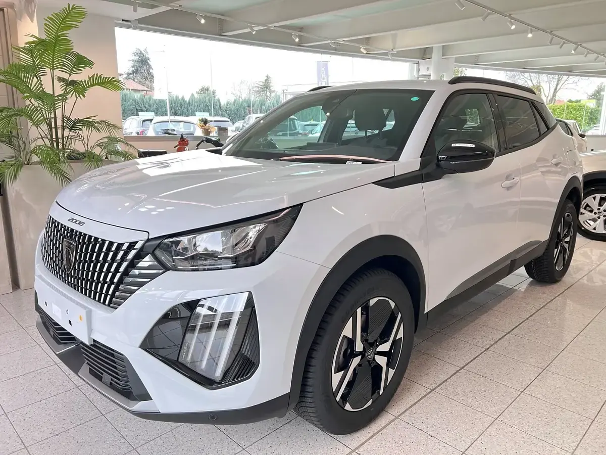Gebraucht Peugeot 2008 Allure 101 PS (74 kW) 2025 SUV