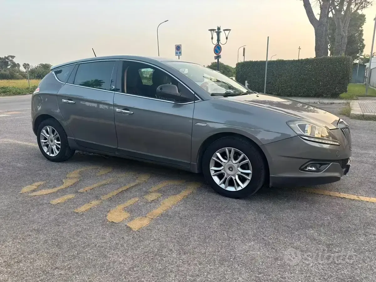 Usata Lancia Delta 120 CV (88 kW) 2010 Grigio Utilitaria