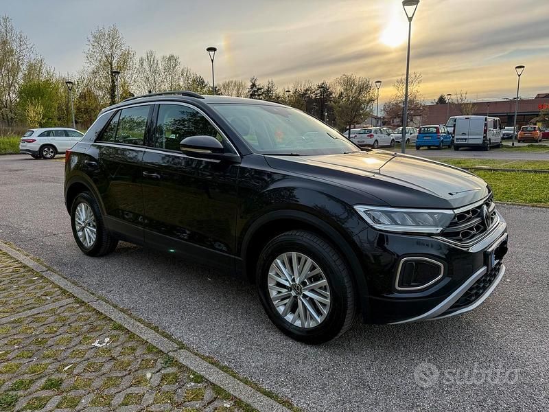 Usata VW T-Roc Life 150 CV (110 kW) 2024 Nero SUV