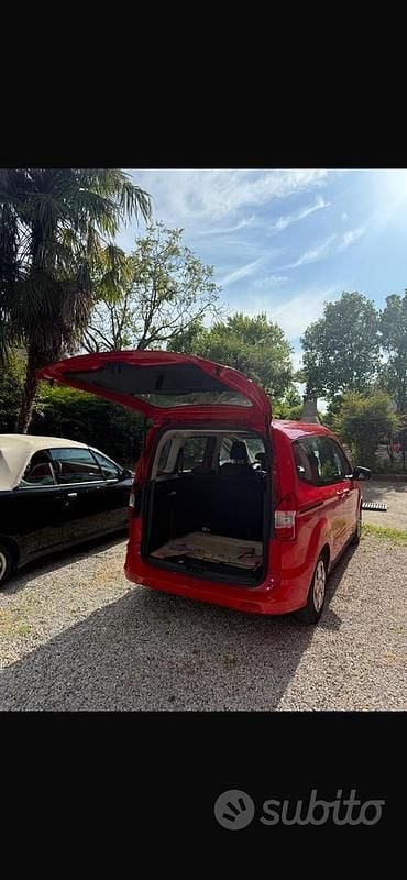 Usata Ford Tourneo Courier 101 CV (74 kW) 2018 Rosso Monovolume