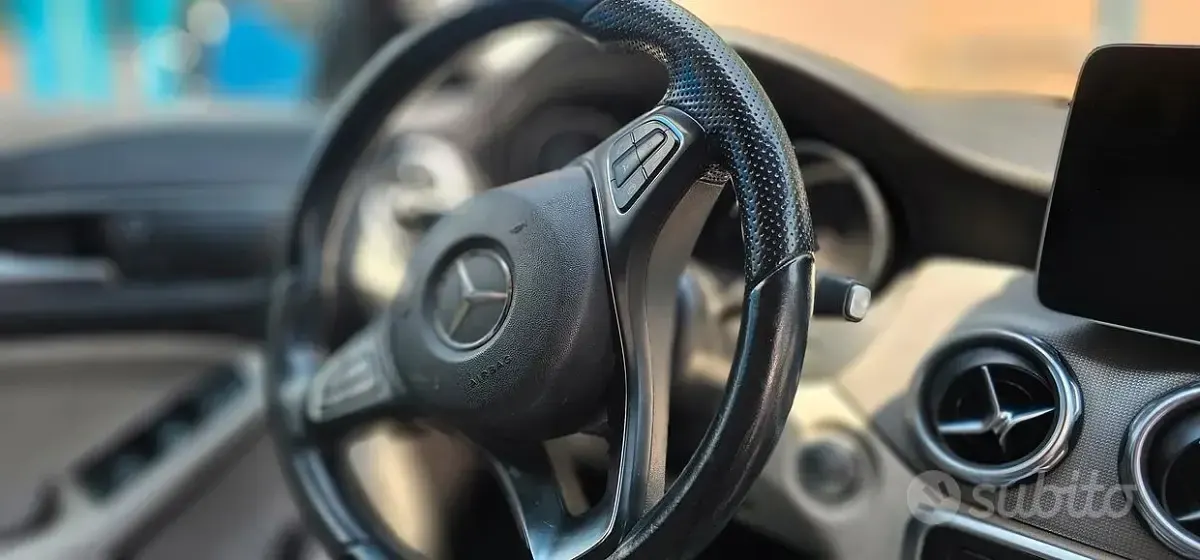 Usata Mercedes GLA200 136 CV (100 kW) 2019 Bluazzurro SUV