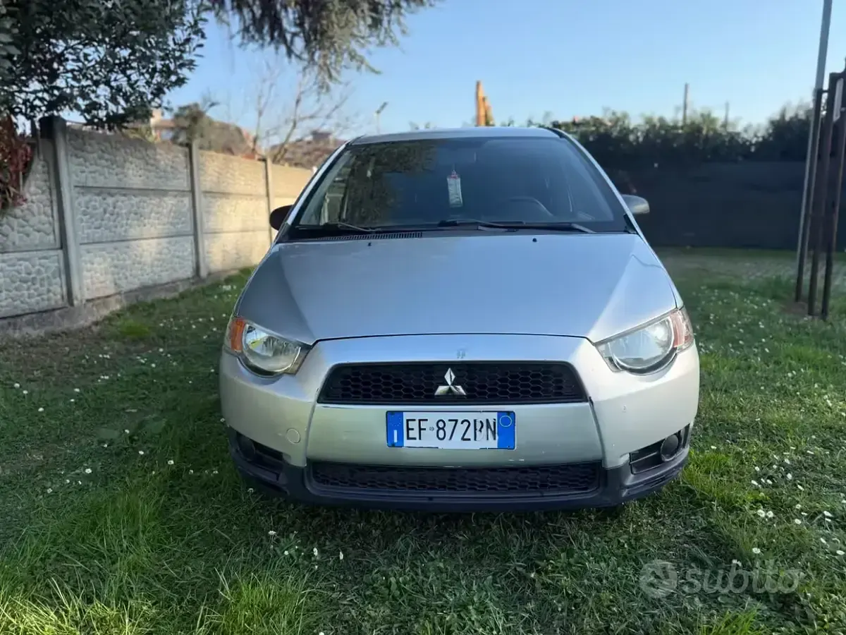 Usata Mitsubishi Colt Invite 75 CV (55 kW) 2011 Grigio Utilitaria