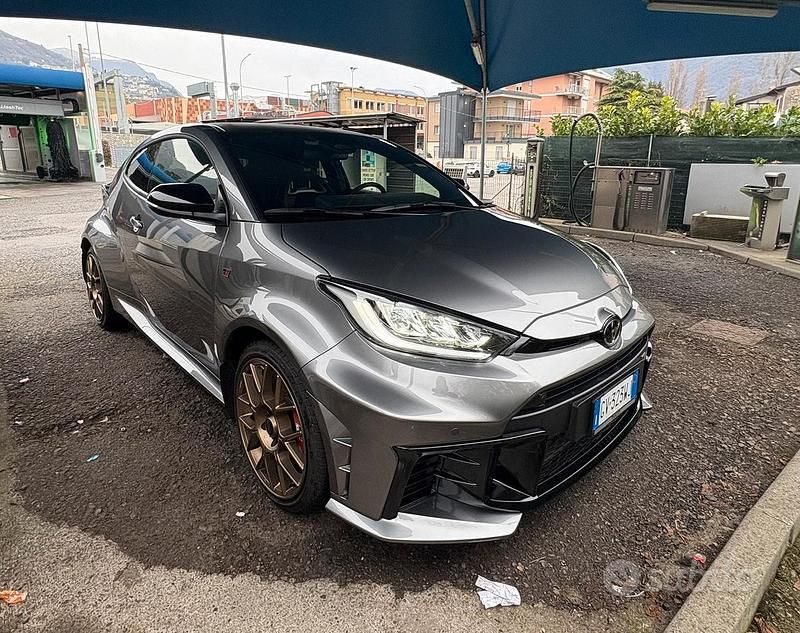 Grigio Usata 2024 Toyota Yaris Tre volumi | 51.000 € - Immagine 1/4