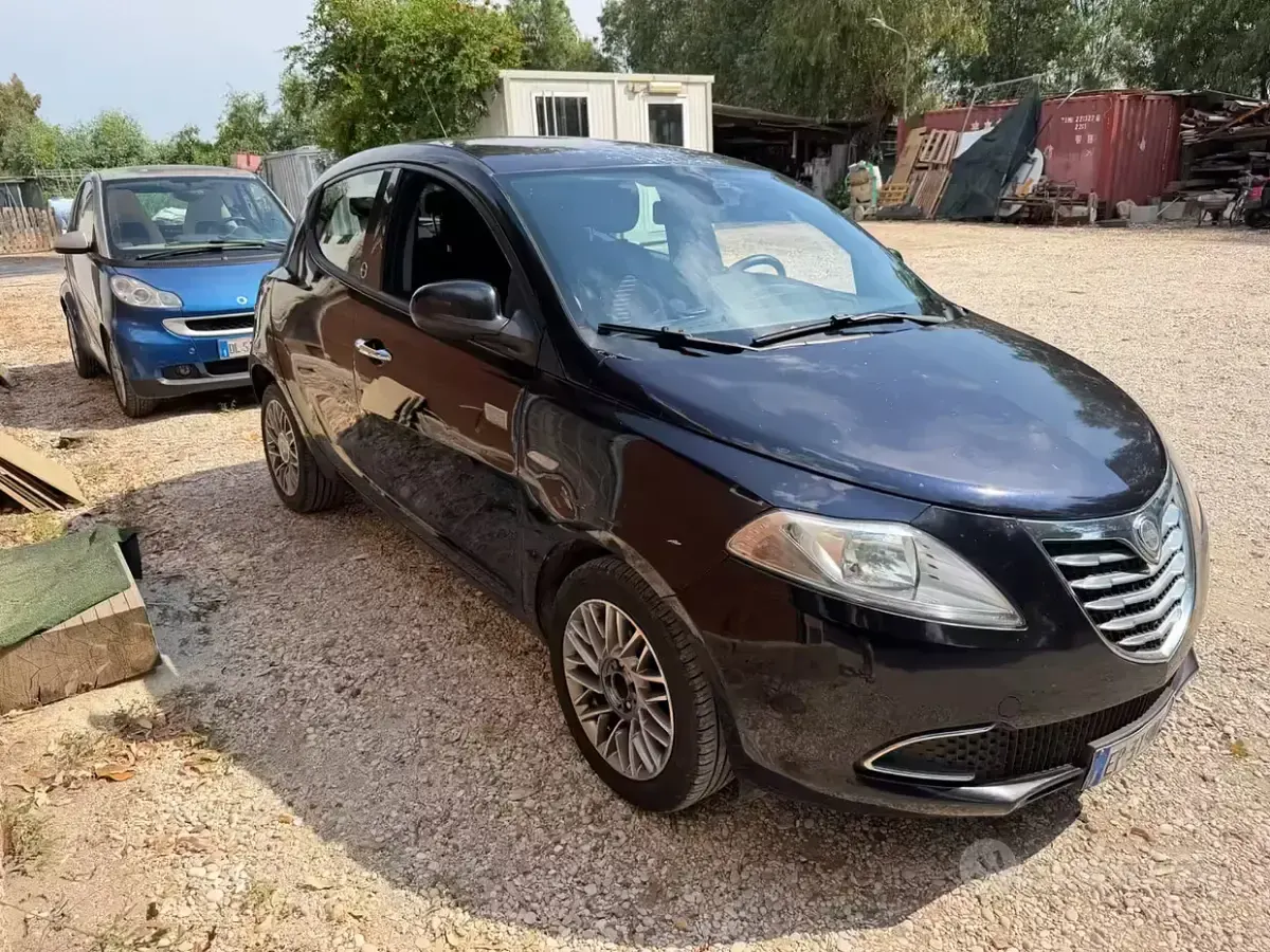 Usata Lancia Ypsilon Gold 69 CV (50 kW) 2012 Bluazzurro Utilitaria