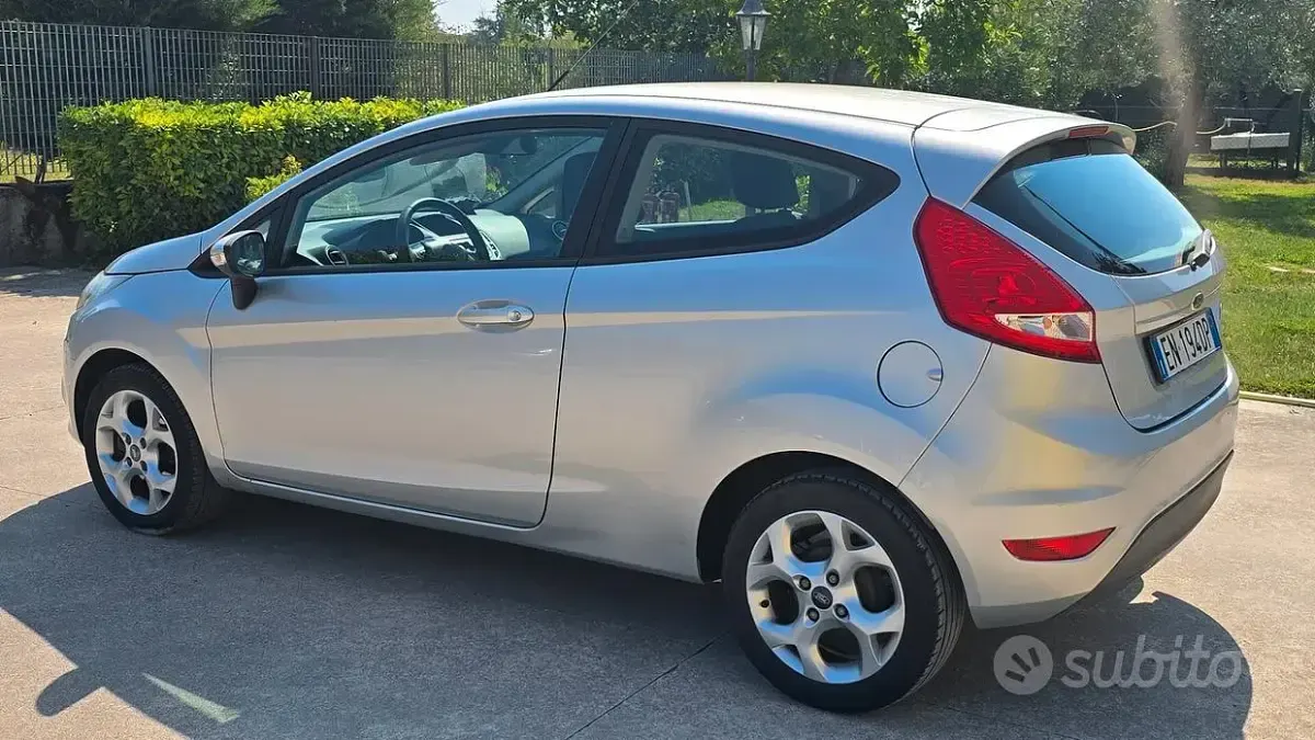 Usata Ford Fiesta 82 CV (60 kW) 2012 Grigio Coupé