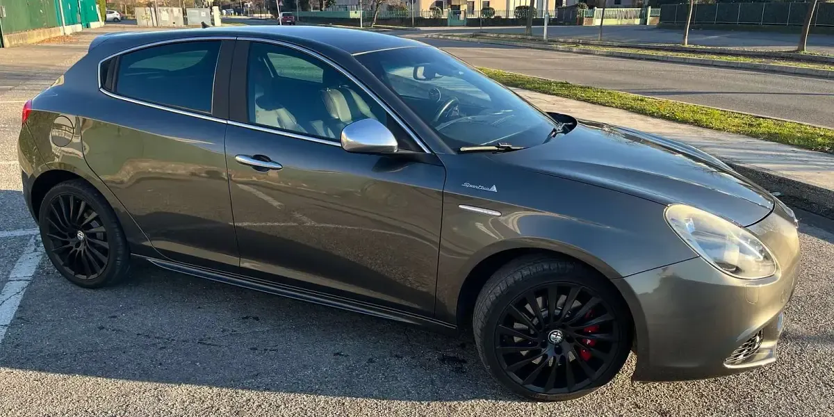 Usata Alfa Romeo Giulietta Exclusive 170 CV (125 kW) 2013 Grigio Utilitaria