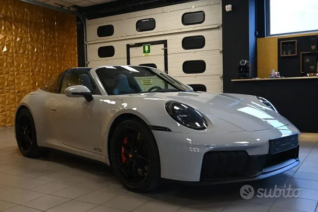 Nuova Porsche 911 Carrera 4 GTS Targa 541 CV (397 kW) 2026 Grigio Cabrio