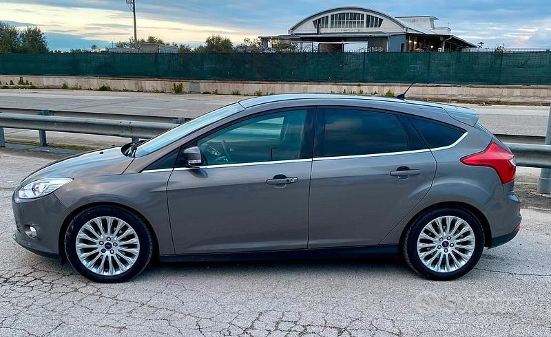 Begagnad Ford Focus 125 HK (91 kW) 2012 Grå Sedan