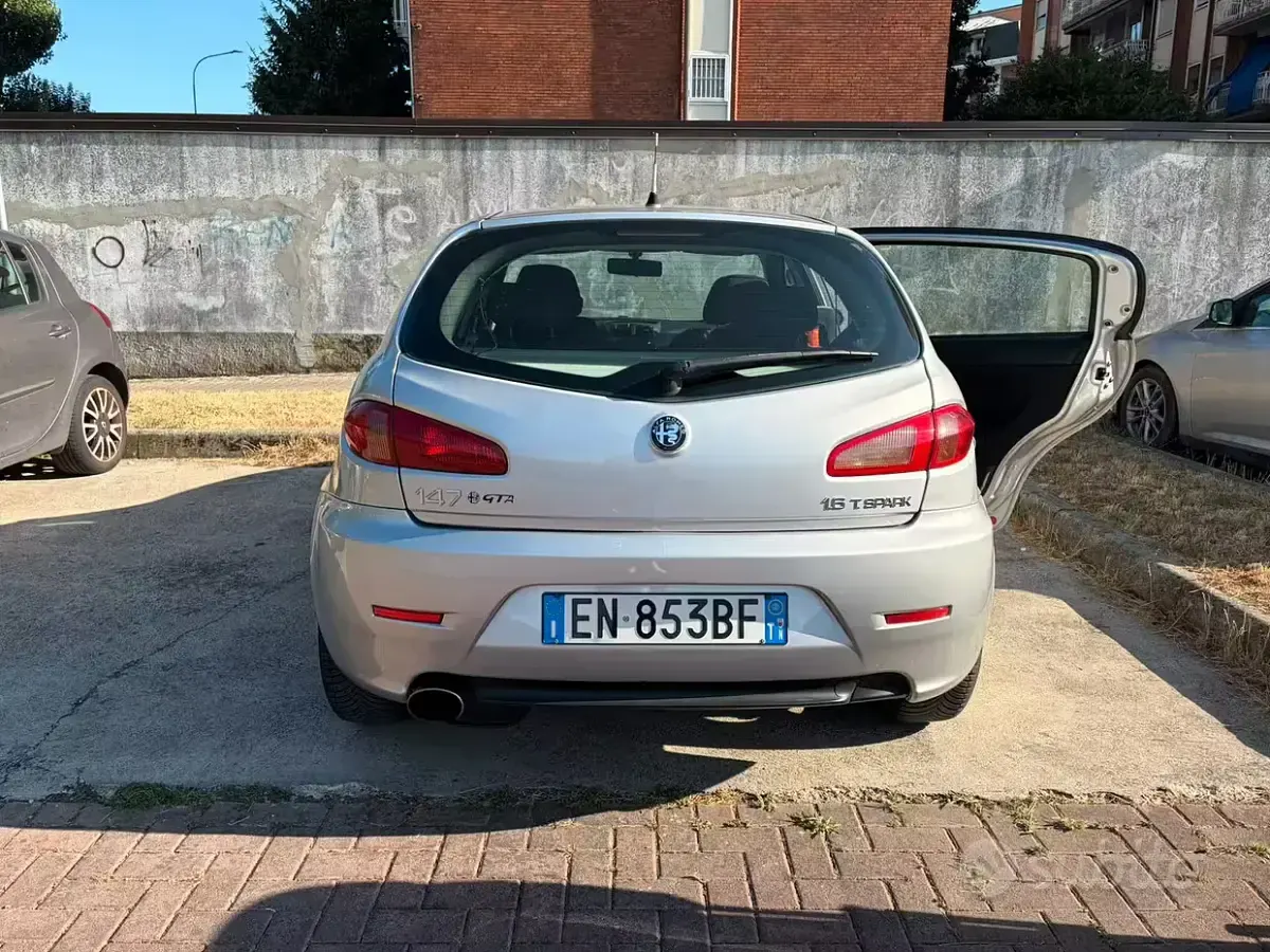 Usata Alfa Romeo 147 105 CV (77 kW) 2007 Grigio Utilitaria