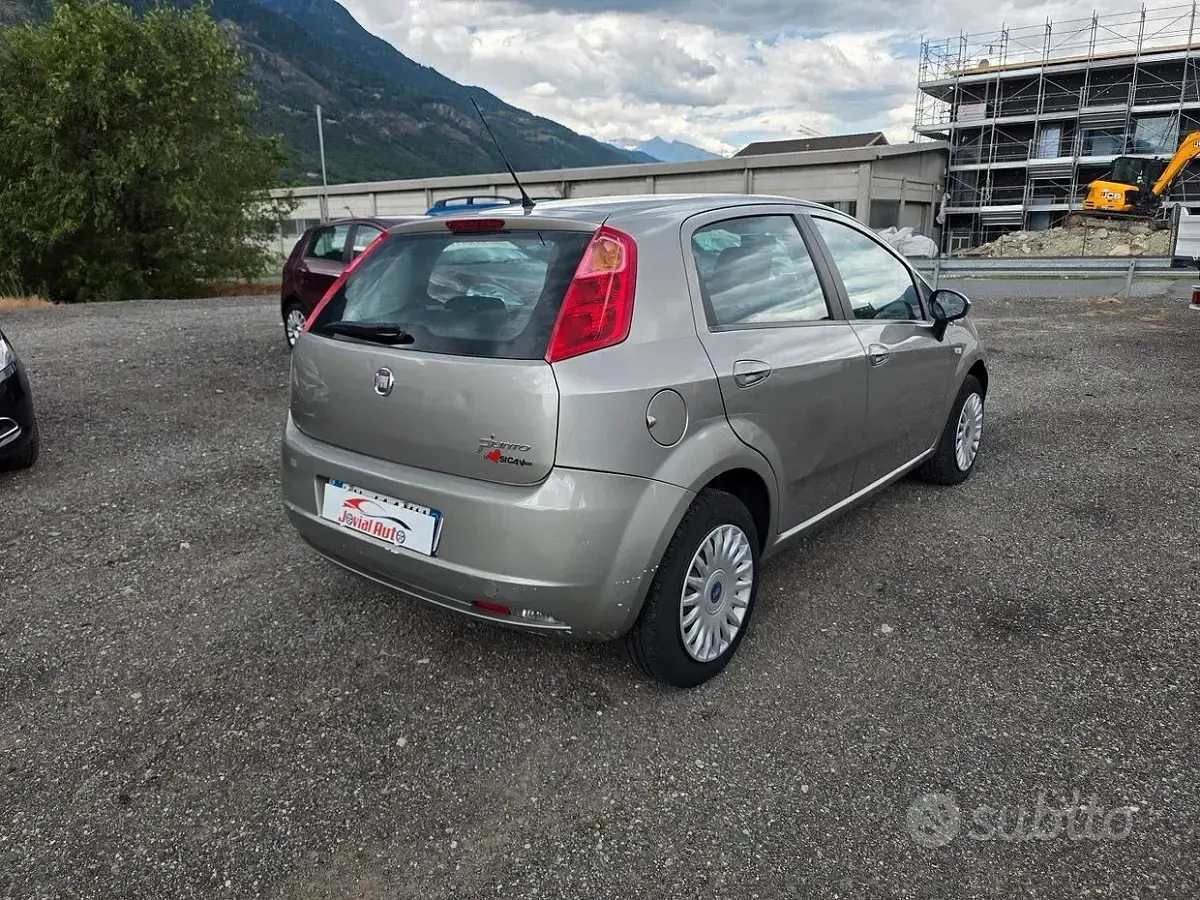 Usata Fiat Grande Punto Dynamic 77 CV (56 kW) 2009 Grigio Utilitaria