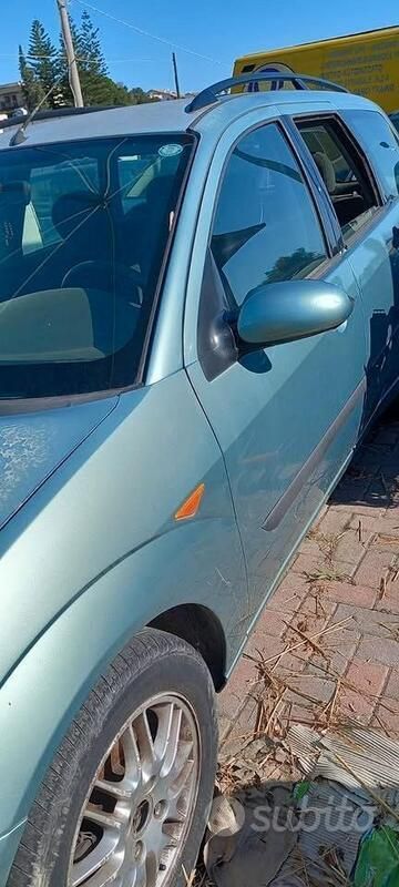 Begagnad Ford Focus 2000 Grön Sedan