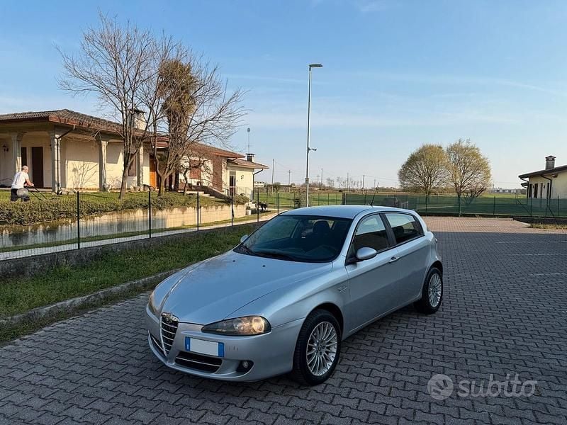 Usata Alfa Romeo 147 120 CV (88 kW) 2007 Grigio Utilitaria