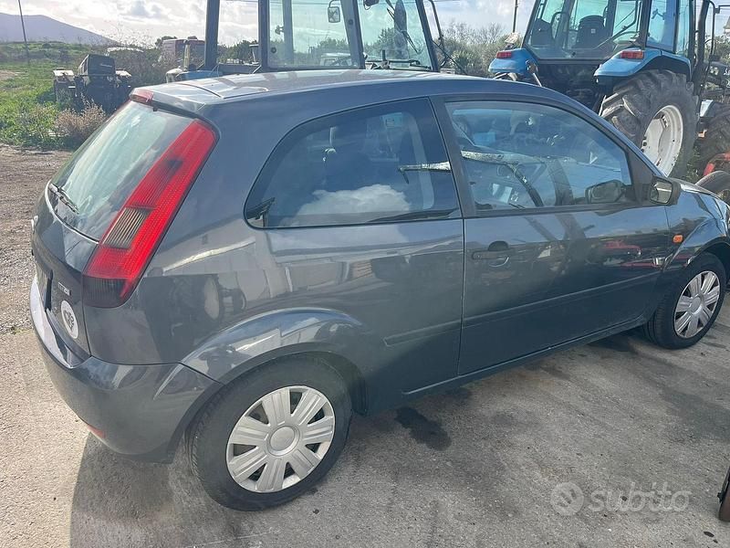 Usata Ford Fiesta 68 CV (50 kW) 2003 Blu Utilitaria