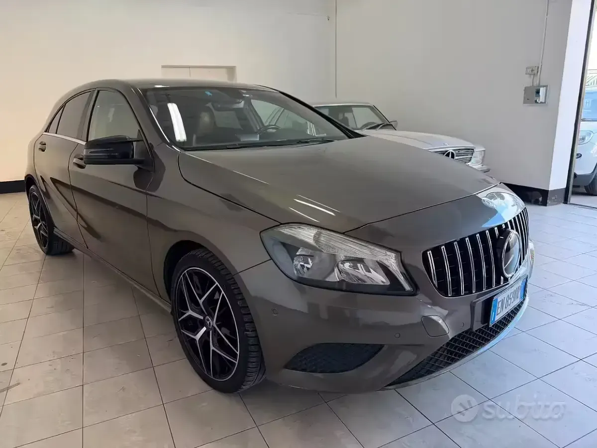Usata Mercedes A180 109 CV (80 kW) 2012 Marrone Utilitaria