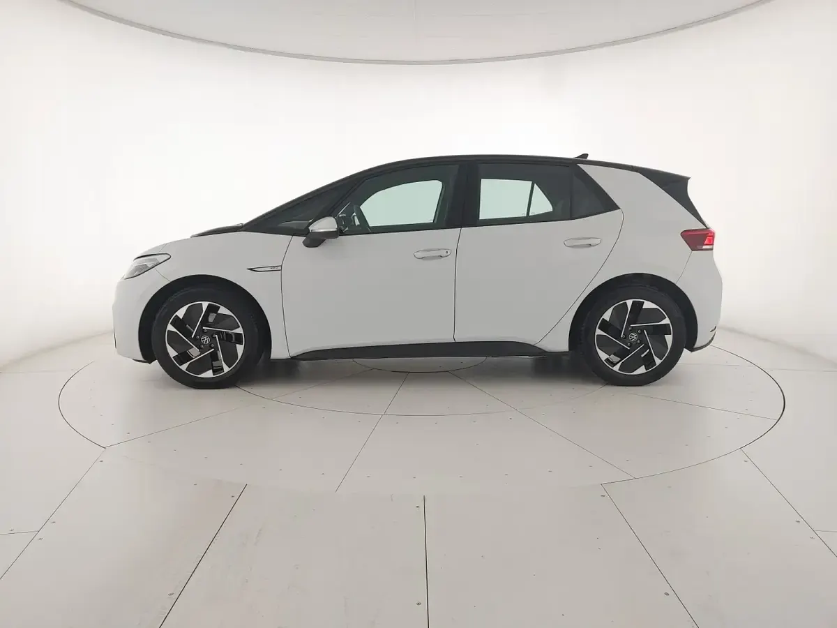 Usata VW ID.3 Pro Performance 150 kW (204 CV) 2023 Glacier white metallizzato nero Utilitaria