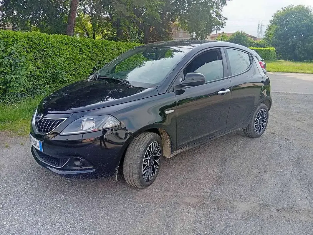 Usata Lancia Ypsilon 69 CV (50 kW) 2024 Nero Utilitaria