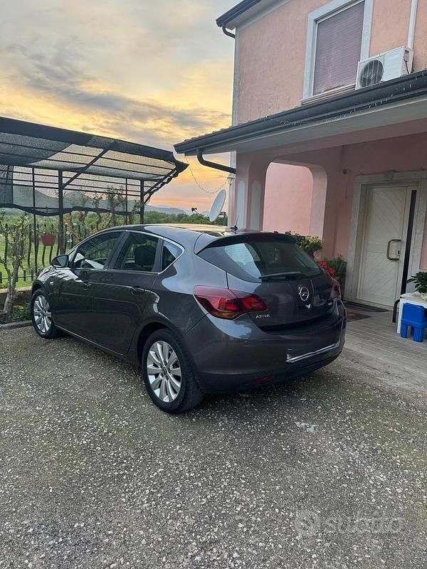Usata Opel Astra 125 CV (91 kW) 2012 Grigio Berlina