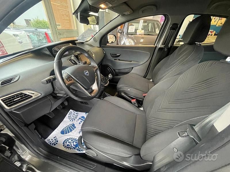 Usata Lancia Ypsilon Gold 69 CV (50 kW) 2023 Grigio Utilitaria