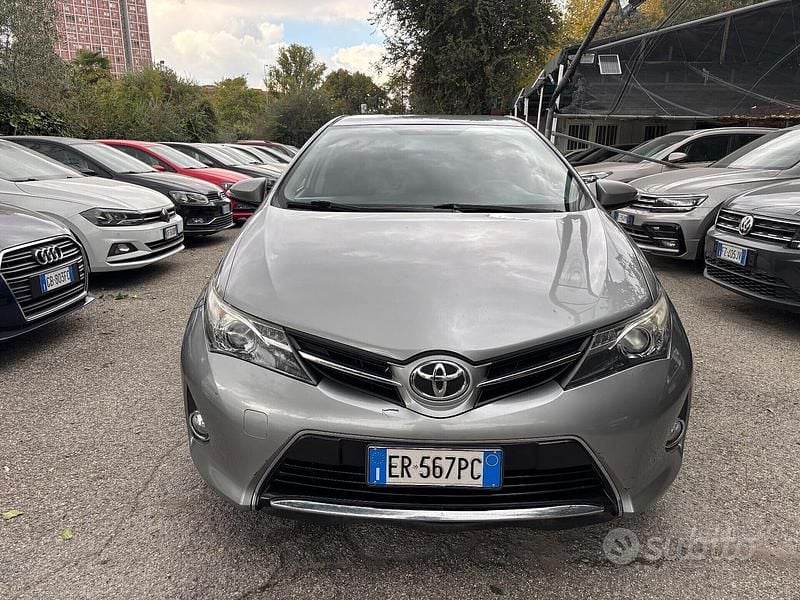Usata Toyota Auris 89 CV (65 kW) 2013 Grigio Berlina