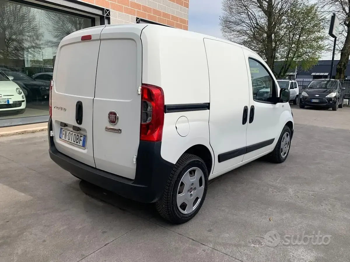 Begagnad Fiat Fiorino 95 HK (69 kW) 2018 Vit Minibuss