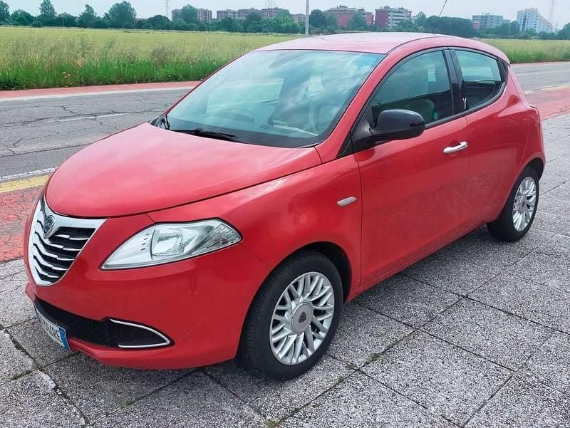 Rosso Usata 2015 Lancia Ypsilon S Due volumi | 7500 € (Buon prezzo) - Immagine 1/4