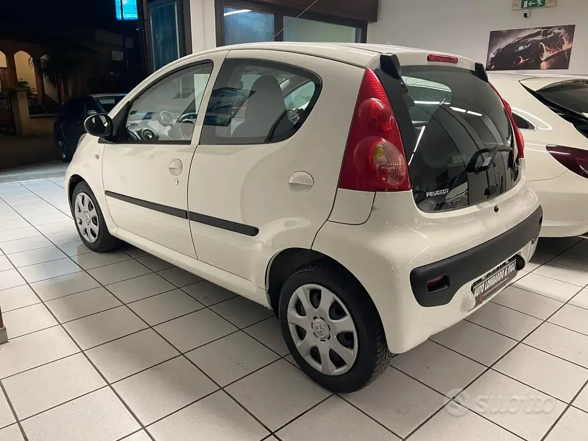 Usata Peugeot 107 68 CV (50 kW) 2010 Bianco Utilitaria