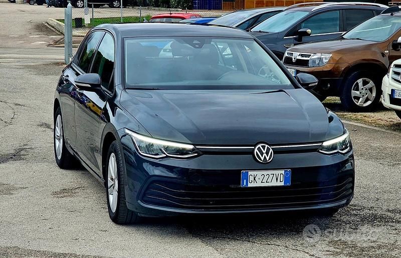 Usata VW Golf VIII Life 116 CV (85 kW) 2022 Grigio Berlina