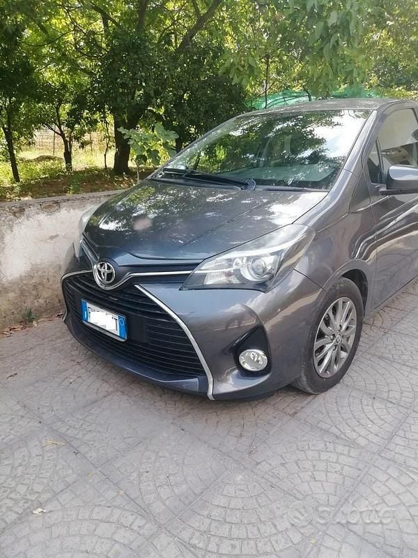 Usata Toyota Yaris 90 CV (66 kW) 2017 Grigio Utilitaria