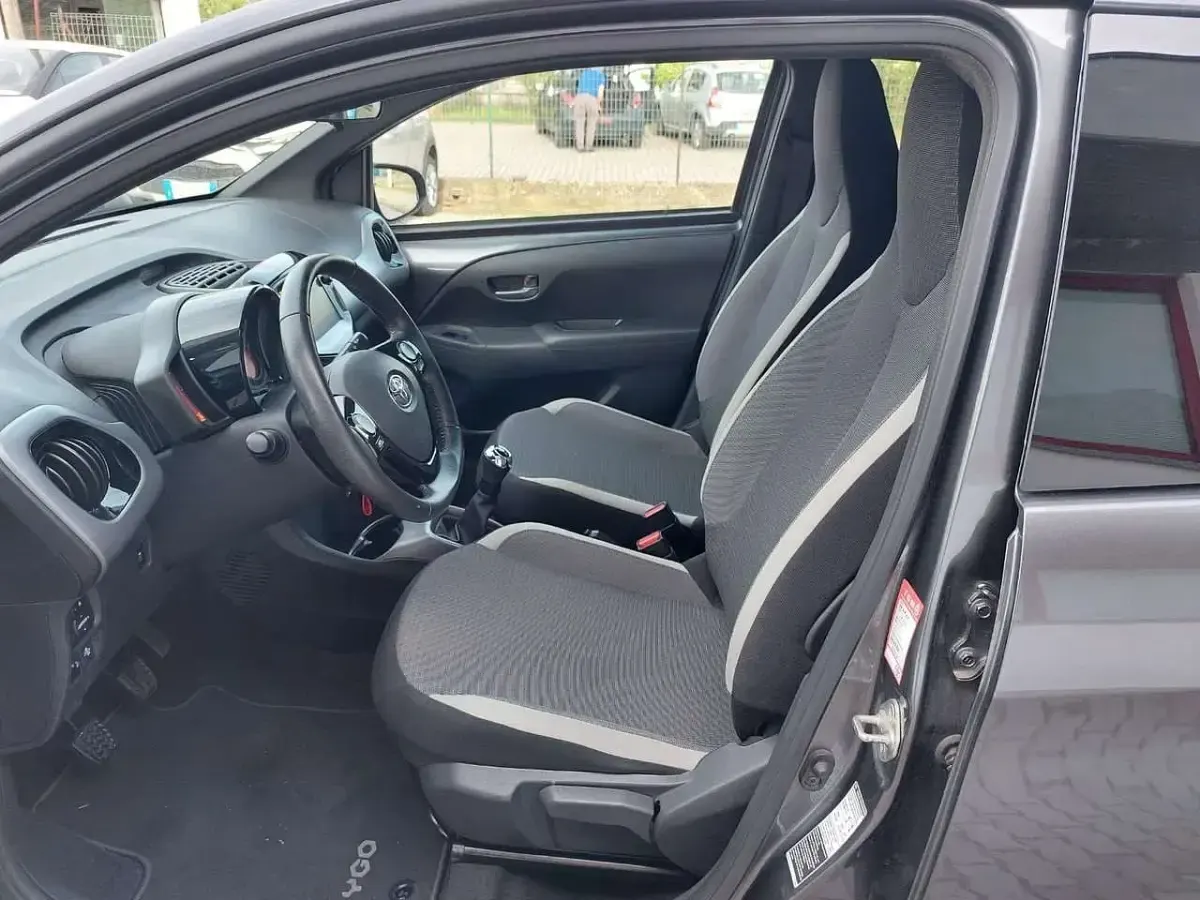 Usata Toyota Aygo Connect Style 72 CV (52 kW) 2021 Grigio Utilitaria