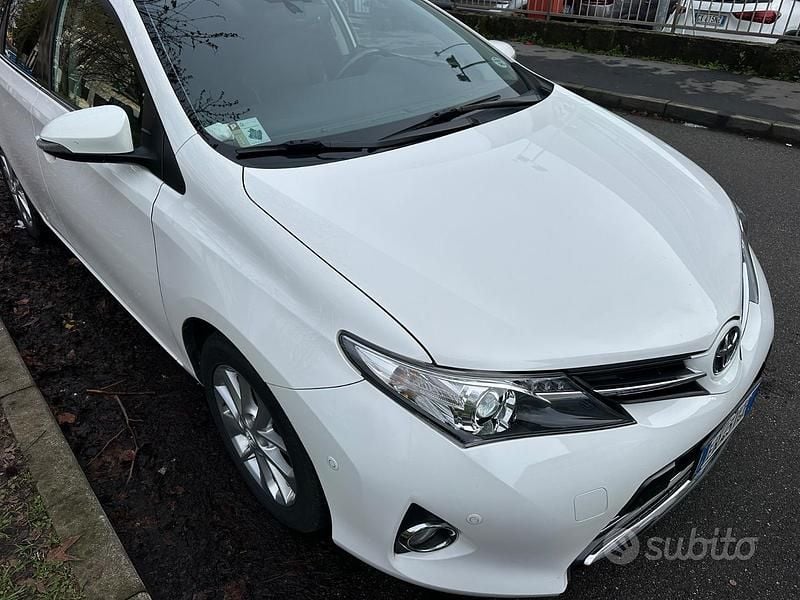 Usata Toyota Auris Active 132 CV (97 kW) 2013 Bianco Berlina