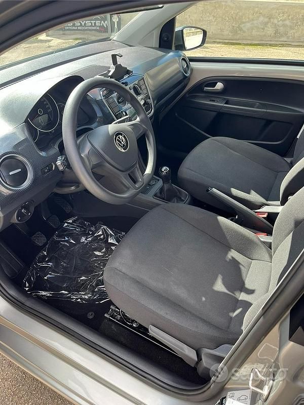 Usata VW up! Move 65 CV (47 kW) 2022 Grigio Utilitaria