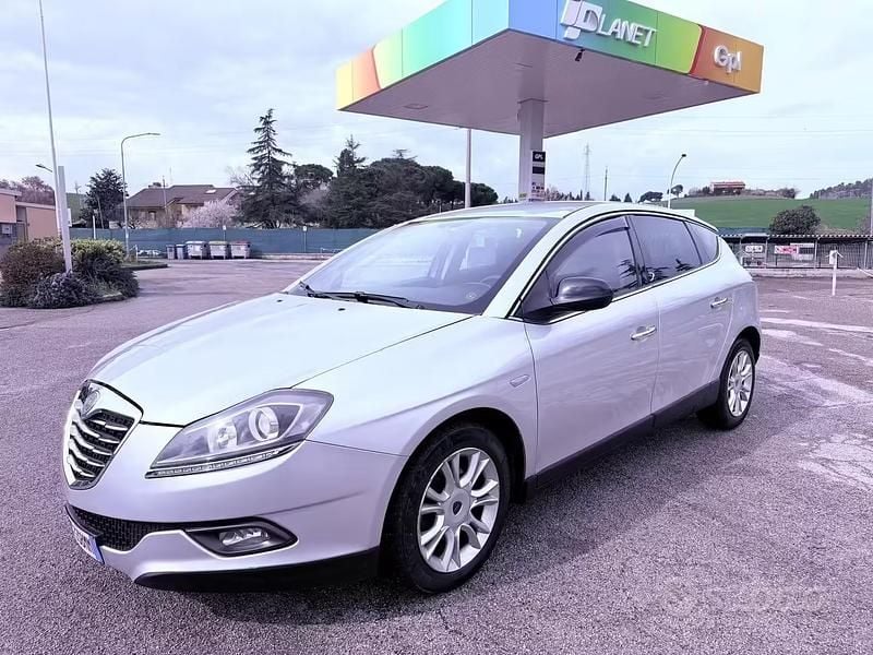 Usado Lancia Delta 120 CV (88 kW) 2011 Gris Utilitario