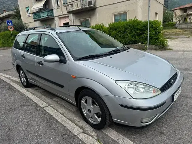 Usata Ford Focus Zetec 101 CV (74 kW) 2004 Argento metallizzato Station wagon