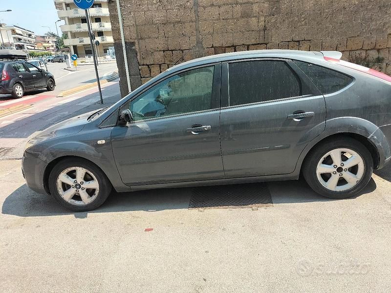 Usata Ford Focus 75 CV (55 kW) 2005 Grigio Berlina