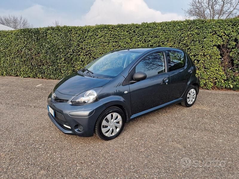 Usata Toyota Aygo Connect Style 69 CV (50 kW) 2014 Grigio Utilitaria