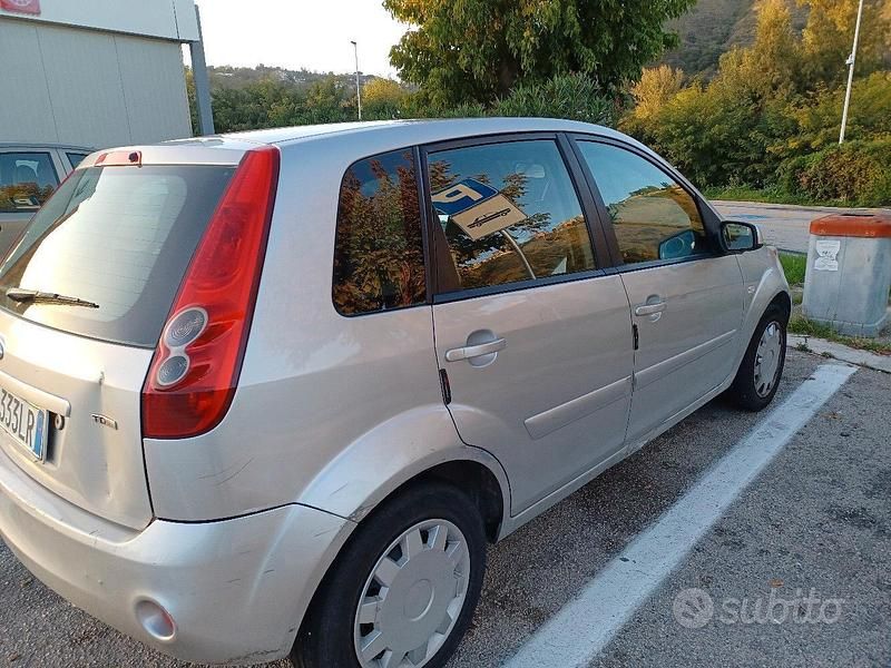 Second-hand Ford Fiesta 90 CP (66 kW) 2008 Gri Berlinǎ