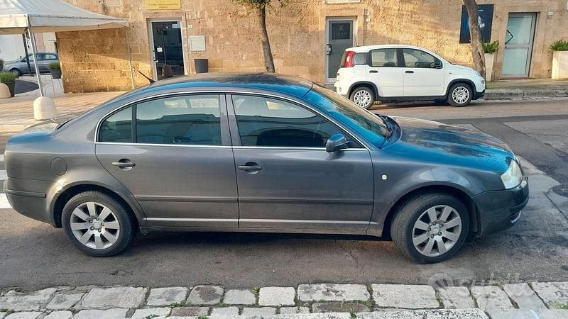 Usata Skoda Superb 130 CV (95 kW) 2005 Marrone Berlina