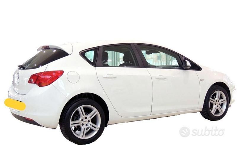 Usata Opel Astra 140 CV (102 kW) 2013 Bianco Berlina